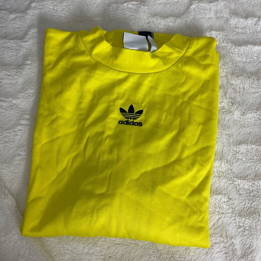ADIDAS WOMEN SIZE MEDIUM OVER SIZED LONG SLEEVE